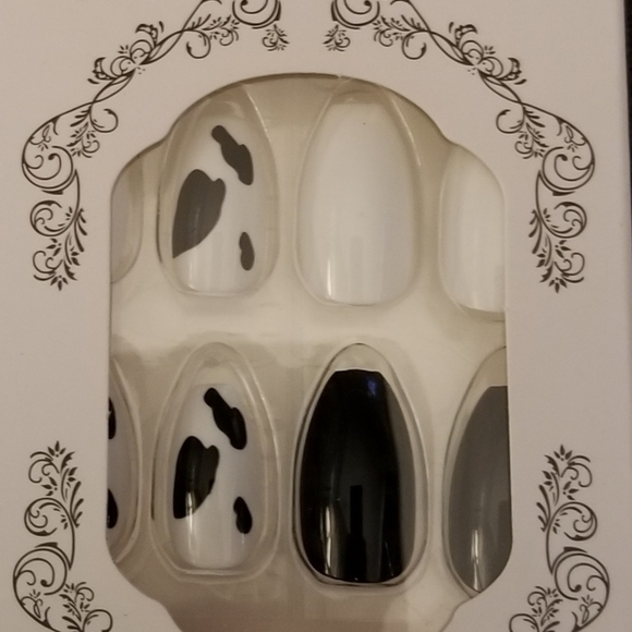 24 PIECE PRESS ON/GLUE ON NAILS - Picture 5 of 5